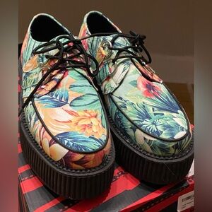 Hawaiien print TUK Creepers. Women’s size 8 Men’s size 6.